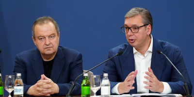 Predsednik Srbije Aleksandar Vučić danas se obratio naciji i tom prilikom upozorio kako su blokaderi posle više meseci haosa defakto počeli da ukidaju školstvo i obrazovanje.