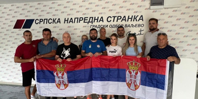 Simpatizeri Srpske napredne stranke sredili su danas prostorije svoje partije nakon što su ih blokaderi sinoć demolirali i spalili.