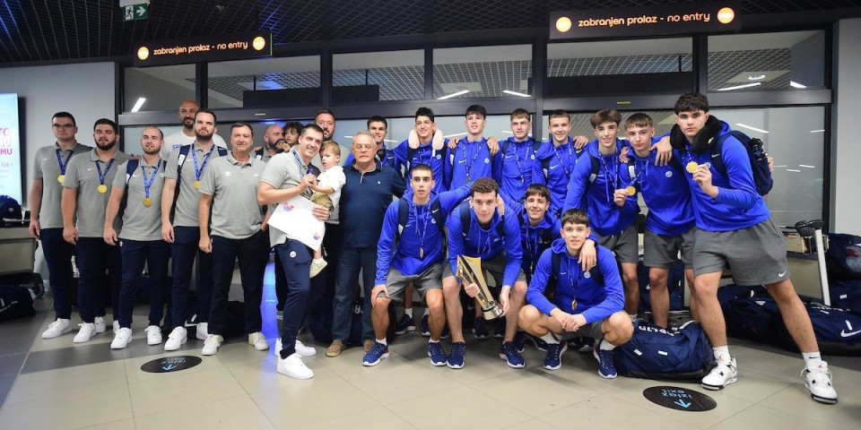 Zlatni "orlići" stigli u Beograd: Znali smo da ćemo biti šampioni (FOTO GALERIJA)