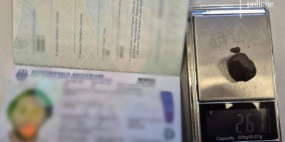 Policija u Podgorici, izvršila je pretrese na nekoliko lokacija na teritoriji glavnog grada, pa su u saradnji i po nalogu tužioca u Osnovnom državnom tužilaštvu na graničnom prelazu Ranče, na ulazu u Crnu Goru, izvršili graničnu proveru lica A. D. (48), državljanina Republike Srbije, koji je upravljao vozilom marke BMW.