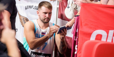 Ovo može samo Dončić: Uzeo od mališana pare i pravio se lud (VIDEO)