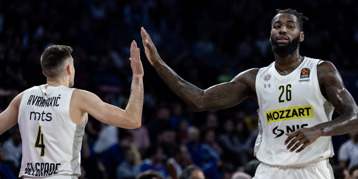 "Grobari" u transu: Srela se dva bivša asa Partizana, odmah pao selfi (FOTO)