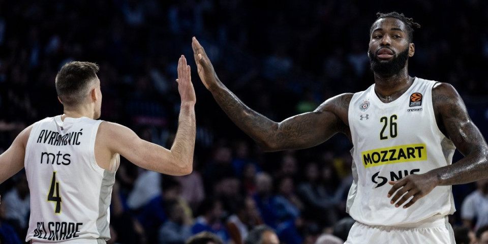 "Grobari" u transu: Srela se dva bivša asa Partizana, odmah pao selfi (FOTO)