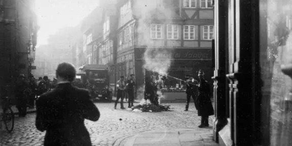 Tukli se sa policijom i demolirali stranačke prostorije: Ovako je Hitler došao na vlast - uviđate li neke sličnosti sa trenutnom situacijom u Srbiji? (FOTO)