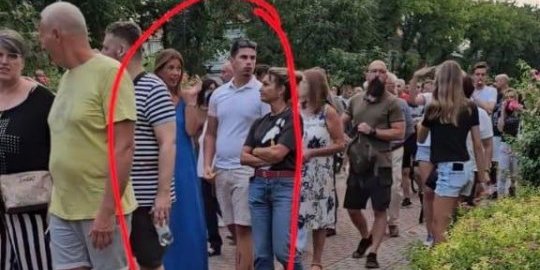 Porodično ruše državu koja ih hrani: Žena i sin glavnog javnog tužioca u Subotici "pumpaju" na protestu (FOTO)