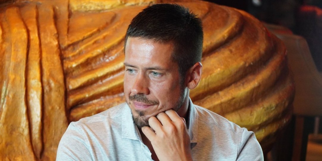 Igla u ruci, krv svuda: Šta to radi Nikola Rokvić? (FOTO)