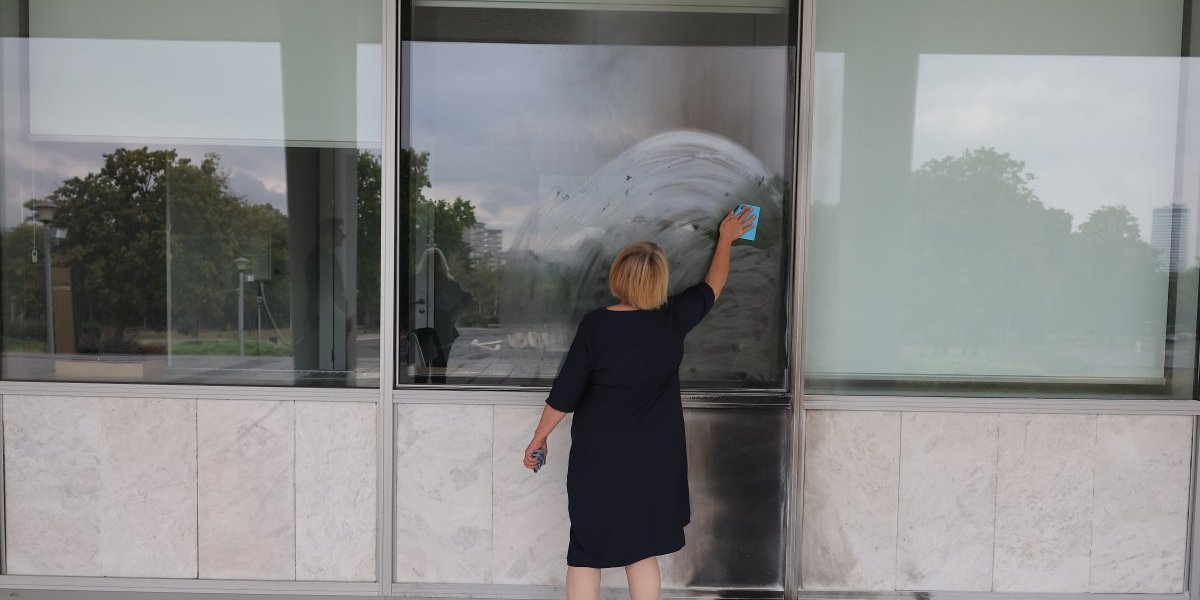 Oštećeno staklo i fasada