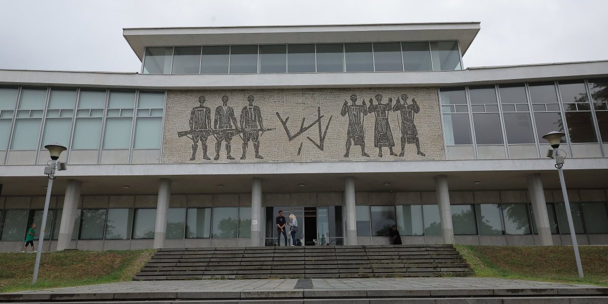 Bacio flašu benzina sa zapaljenom krpom pored ulaznih vrata 