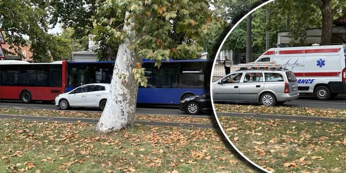 Sudar dva autobusa u Beogradu: Zakucali se na stanici (FOTO)