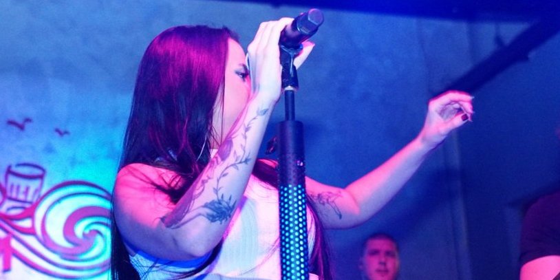 (FOTO) Pevačica na scenu izašla u tangama - Publika u šoku: "Ovi goli guzovi su degutantni"