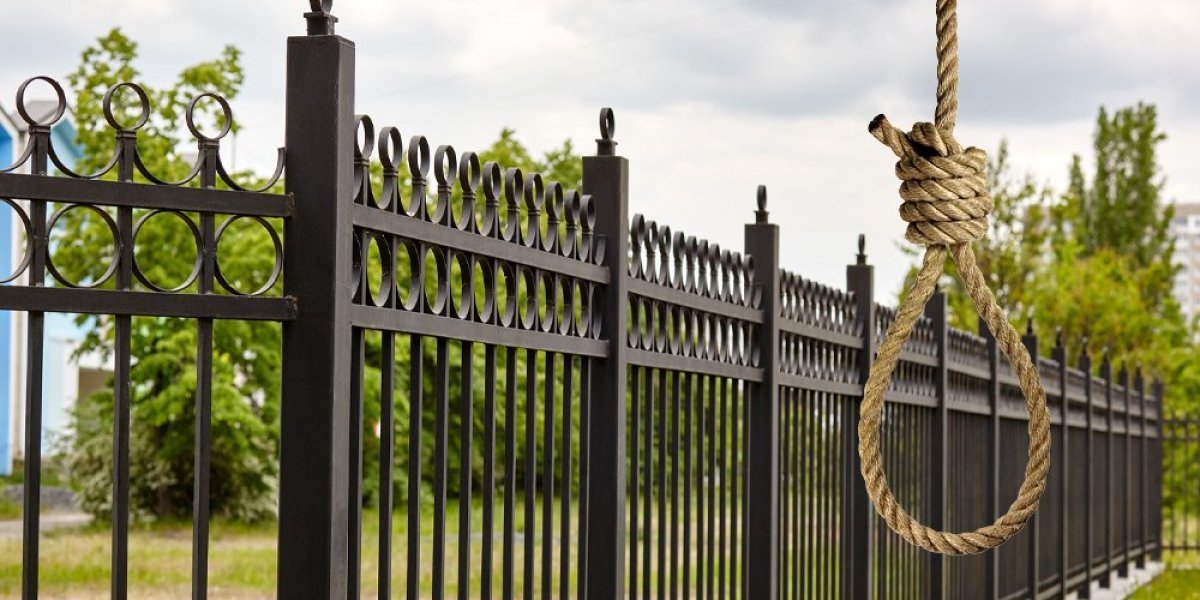 Horor u Zvečanu: Muškarac obešen o metalnu ogradu