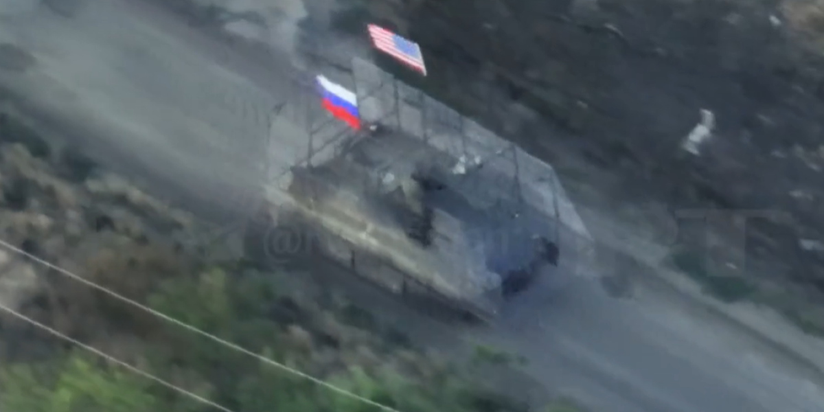 Šok na frontu! Rusi objavili snimak: Oklopnjak sa američkom zastavom juriša na Ukrajince! (VIDEO)