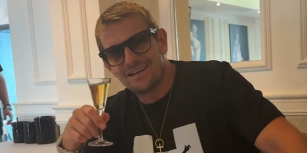 Čuveni svetski glumac u Srbiji: Probao rakiju i slikao se sa fanovima u centru Beograda (VIDEO)