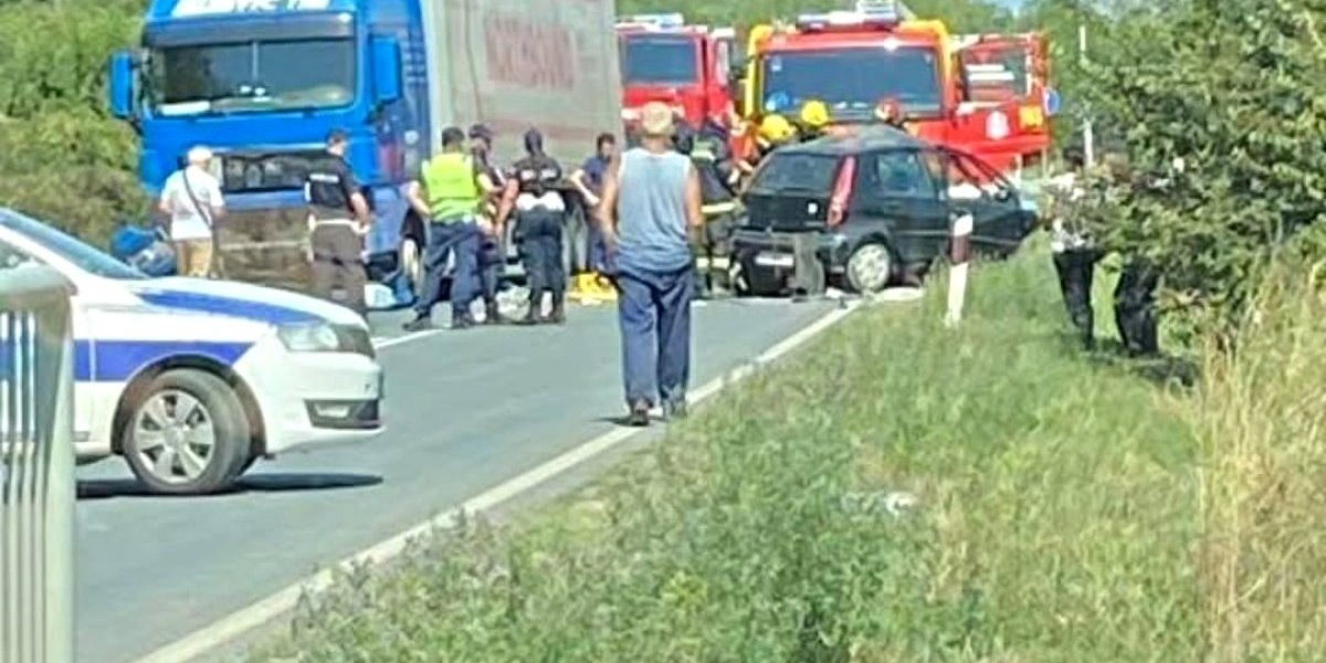 Poginula jedna osoba u sudaru kamiona i putničkog vozila: Teška nesreća kod Lazarevca (FOTO)