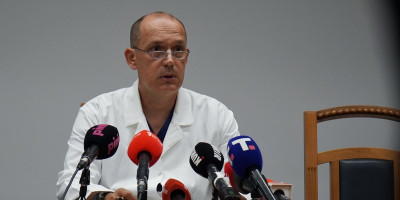 Ministar zdravlja Zlatibor Lončar izjavio je danas da je mladi džudista, povređen u saobraćajnoj nesreći kod Novog Sada, hitno operisan u Urgentnom centru u Beogradu zbog povrede kičme i naveo da je njegovo stanje stabilno.