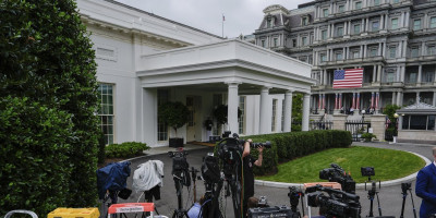 (FOTO) Ceo svet se smeje Amerikancima: Znate li šta se vijori ispred Bele kuće pred istroijsku posetu kralja Čarlsa III?