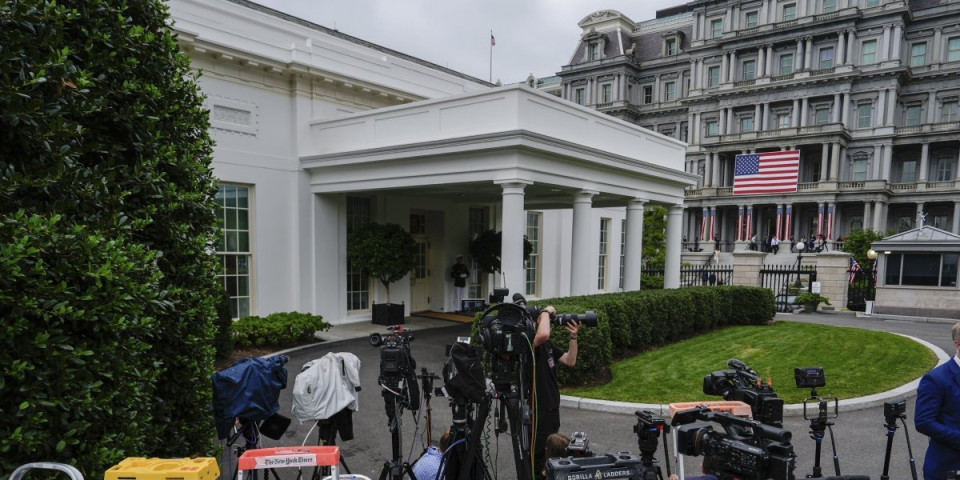 (FOTO) Ceo svet se smeje Amerikancima: Znate li šta se vijori ispred Bele kuće pred istroijsku posetu kralja Čarlsa III?