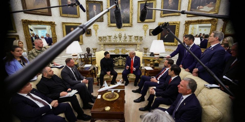 Misteriozni detalj iz Vašingtona skrenuo pažnju svima: Šta ovo Ukrajinci nose sa sobom?!