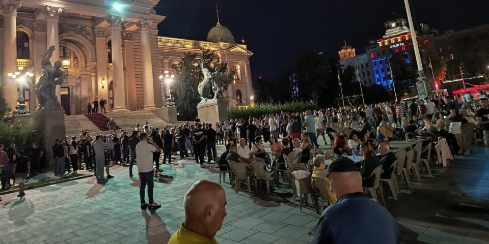 Građani se okupili ispred Skupštine Srbije: Mali, Selaković, Đurić i ostali ministri razgovarali sa narodom (FOTO/VIDEO)