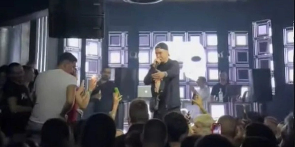 Haos u Zadru - Srpskom reperu popustile kočnice: "Dođi na binu pi*ko mala"