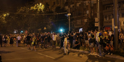 Francuski poslanik u EP Tjeri Marijani oglasio se na društvenim mrežama povodom nasilničkih protesta ekstremista u Srbiji.