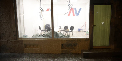 Policija u Beogradu uhapsila je danas S. P. (43) i T. G. (24), koji se sumnjiče da su 18. avgusta oko 22 časa, tokom održavanja neprijavljenog javnog skupa u Cvijićevoj ulici, kamenicama razbili staklo na prostorijama Srpske napredne stranke.