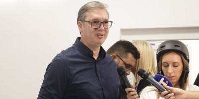 Predsednik Srbije Aleksandar Vučić obišao je demolirane prostorije SNS u Cvijićevoj ulici. On se tom prilikom obratio javnosti.
