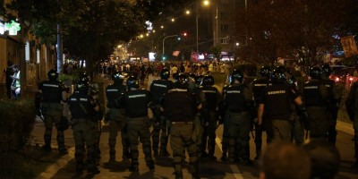 Prilikom večerašnje intervencije policije u Kosjeriću na potiskivanju mase lica na neprijavljenom okupljanju, jednom od ukupno tri povređena policijska službenika konstatovane su teške telesne povrede u vidu potresa mozga i on je zadržan na daljem lečenju u bolnici u Užicu.