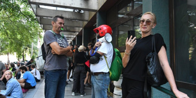 Ministarstvo pravde Republike Srbije najoštrije osuđuje protivzakoniti čin nasilnika koji od jutros  blokiraju ulaze u zgradu suda u Novom Sadu, pokušavajući da spreče redovan rad pravosudnih organa.