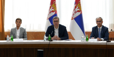 Predsednik Srbije Aleksandar Vučić predsedavao je sednicom Saveta za nacionalnu bezbednost, koja je počela nešto posle 10 časova.