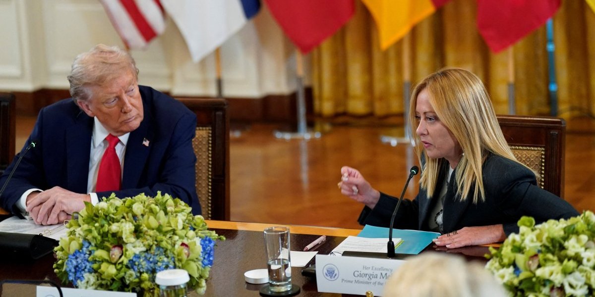 Meloni nije znala da je mikrofon uključen! Pred Trampom napravila novi gaf, sad će nadrljati! (VIDEO)