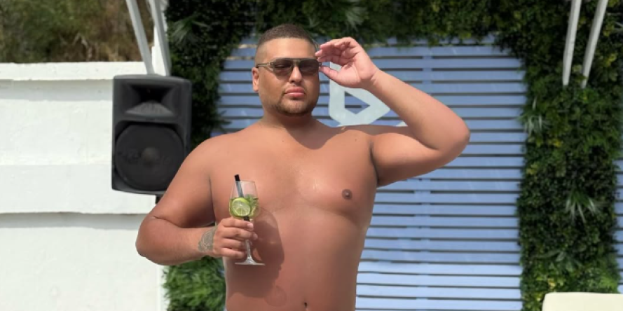 (FOTO) K'o od majke rođen - Rijaliti učesnika napali zbog fotografije na kojoj je obnažen: "Kao bojler si"