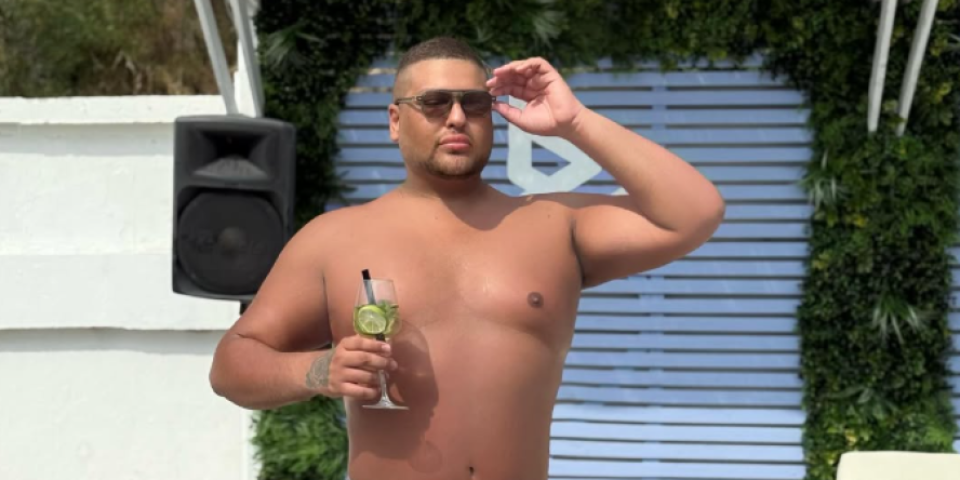 (FOTO) K'o od majke rođen - Rijaliti učesnika napali zbog fotografije na kojoj je obnažen: "Kao bojler si"