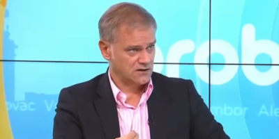 Borku Stefanoviću, poslušniku tajkuna Dragana Đilasa i potpredsedniku njegove Stranke slobode i pravde (SSP), očitali su bukvicu poslanica SNS Biljana Pantić Pilja i Nemanja Starović, član Predsedništva SNS.