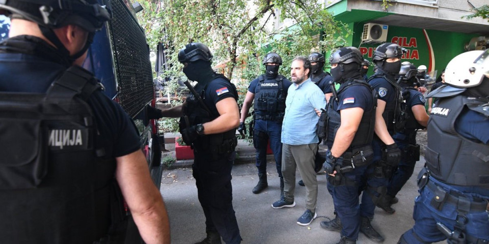 (VIDEO) Blokadersko ludilo na vrhuncu: Član PSG pljuje blokadersku opoziciju kojoj pripada