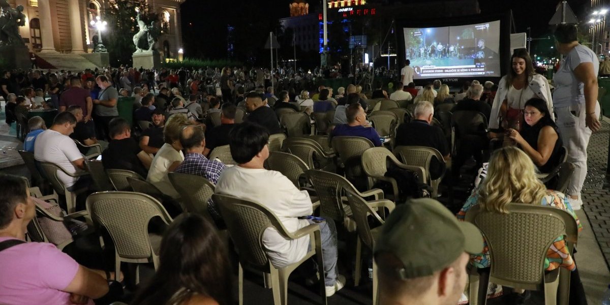 "Branićemo Srbiju od svakog zla koje joj preti": Ministarka Mesarović provela veče sa građanima ispred Skupštine (FOTO)