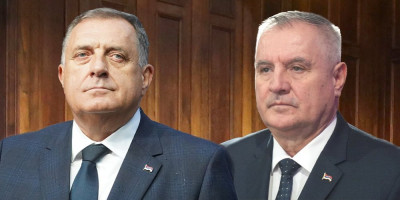 Poslanici u Republici Srpskoj bi mogli već 22. avgusta da glasaju o ostavci premijera Radovana Viškovića, ukoliko dotad na adresu parlamenta ne stigne njegova zvanična ostavka, ali i o najavljenom referendumu i presudi Miloradu Dodiku.