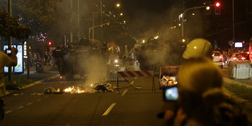 Zgubidani pukli! Propao im protest ispred Centralnog zatvora, pa im kriva žena što ih snima (VIDEO)