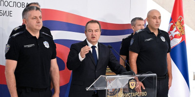 Ministar unutrašnjih poslova u Vladi Srbije, Ivica Dačić, obraća se javnosti povodom nasilja koje blokaderi danima izazivaju u našoj zemlji, ali slučaja Nikoline Sinđelić.