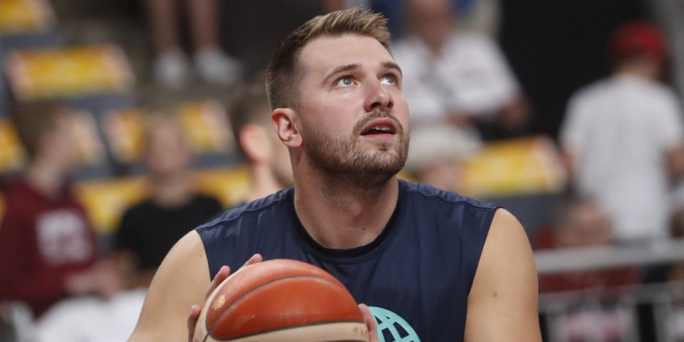 (FOTO) Dončić "ulovljen" na benzinskoj pumpi pred meč sa Srbijom: Luka navijačima otkrio ekskluzivu