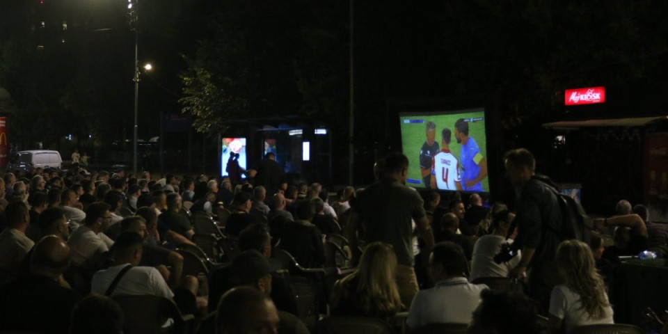 Ministri sa građanima ispred Skupštine Srbije: Razgovaraju sa narodom, pratila se i utakmica (FOTO)