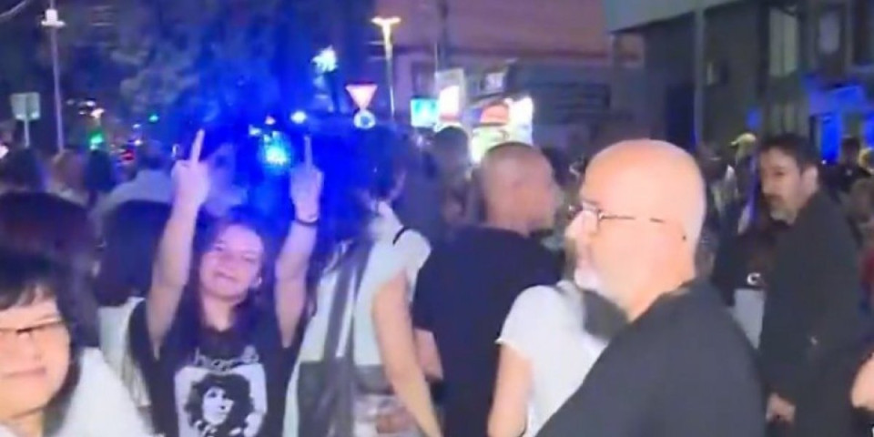 Blokaderi-prostaci bez blama i srama: Vređali najstrašnije, a onda pokazivali srednji prst na protestu u Zaječaru (FOTO)