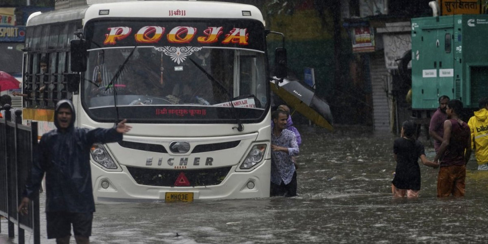 Izdat crveni meteoalarm! Stotine ljudi hitno evakuisano, 600 zarobljeno u vozu! (FOTO/VIDEO)