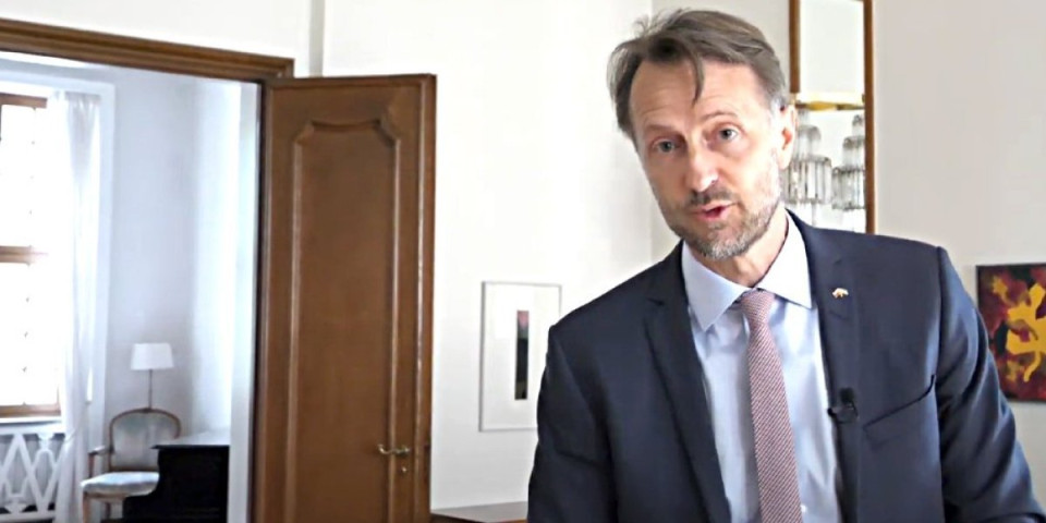 Ambasador EU u Srbiji prvi put osudio nasilje blokadera, paljenje prostorija SNS i brutalne napade na policiju: "Poštujte prava"