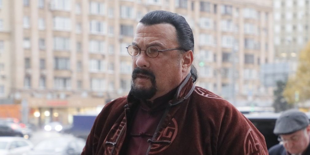 Stiven Sigal sa surpugom stigao u Beograd (FOTO)