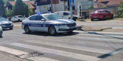 Vozač "renoa" Almir D. (21), uhapšen je nekoliko sati pošto je u Krnjači udario dečaka (8) na ulici i pobegao. Dečak je tom prilikom zadobio tešku povredu glave, saznaje Informer.