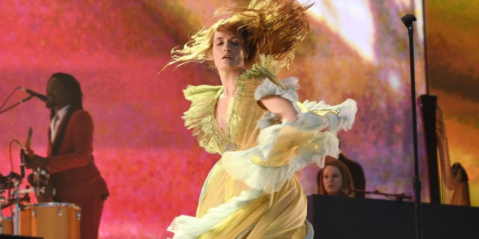 Pevačica raskrečila noge i postala hit na internetu: Fotografija preplavila mreže, pogledajte čime je prekrila međunožje (FOTO)