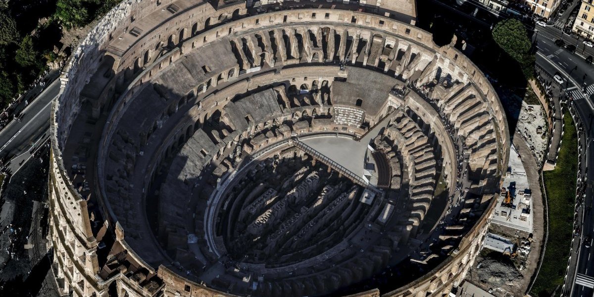 Tragedija u srcu Rima! Samo se srušila: Smrt usred obilaska Koloseuma - turisti pokušali reanimaciju! (FOTO)