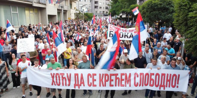 Prema trenutnim procenama, više od 30.000 građana okupljeno je večeras na skupovima protiv blokada  u 50 mesta u Srbiji.