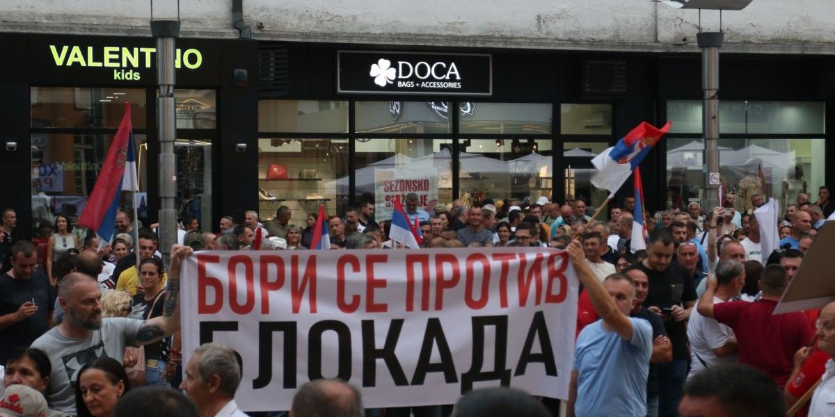 Građani protiv blokada: Iz Kraljeva sa zastavama Srbije narod krenuo u Rašku na skup (VIDEO)